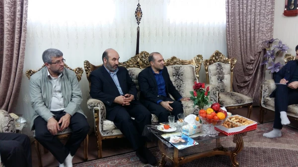 سرپرست مدیریت دانشگاه فرهنگیان استان اردبیل به مناسبت هفته ی بسیج با خانواده ی شهید محمد مهرآور دیدار کرد. 4