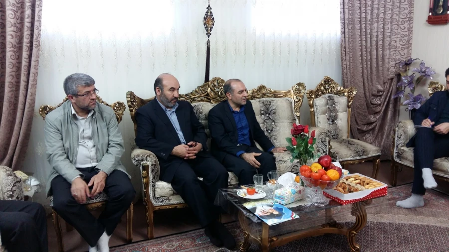 سرپرست مدیریت دانشگاه فرهنگیان استان اردبیل به مناسبت هفته ی بسیج با خانواده ی شهید محمد مهرآور دیدار کرد. 4