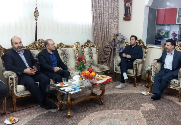 سرپرست مدیریت دانشگاه فرهنگیان استان اردبیل به مناسبت هفته ی بسیج با خانواده ی شهید محمد مهرآور دیدار کرد. 6