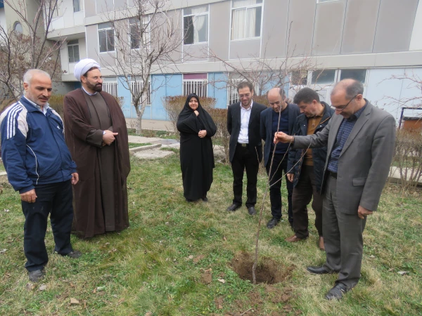 مراسم روز درختکاری در دانشگاه فرهنگیان اردبیل با حضور مسؤولان برگزار شد.
«باید دست دوستی به سوی طبیعت دراز کنیم و پیوندی عمیق و محکم را با آن برقرار سازیم» 2