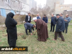 مراسم روز درختکاری در دانشگاه فرهنگیان اردبیل با حضور مسؤولان برگزار شد.
«باید دست دوستی به سوی طبیعت دراز کنیم و پیوندی عمیق و محکم را با آن برقرار سازیم» 2