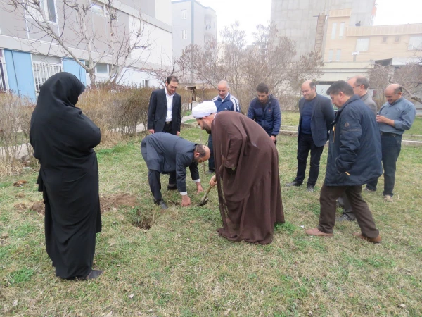 مراسم روز درختکاری در دانشگاه فرهنگیان اردبیل با حضور مسؤولان برگزار شد.
«باید دست دوستی به سوی طبیعت دراز کنیم و پیوندی عمیق و محکم را با آن برقرار سازیم» 2