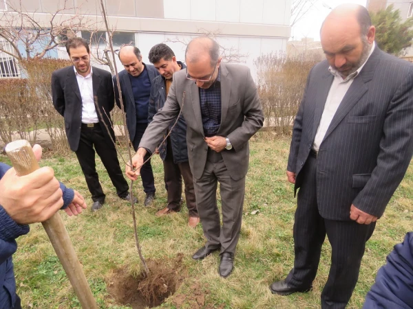 مراسم روز درختکاری در دانشگاه فرهنگیان اردبیل با حضور مسؤولان برگزار شد.
«باید دست دوستی به سوی طبیعت دراز کنیم و پیوندی عمیق و محکم را با آن برقرار سازیم» 2