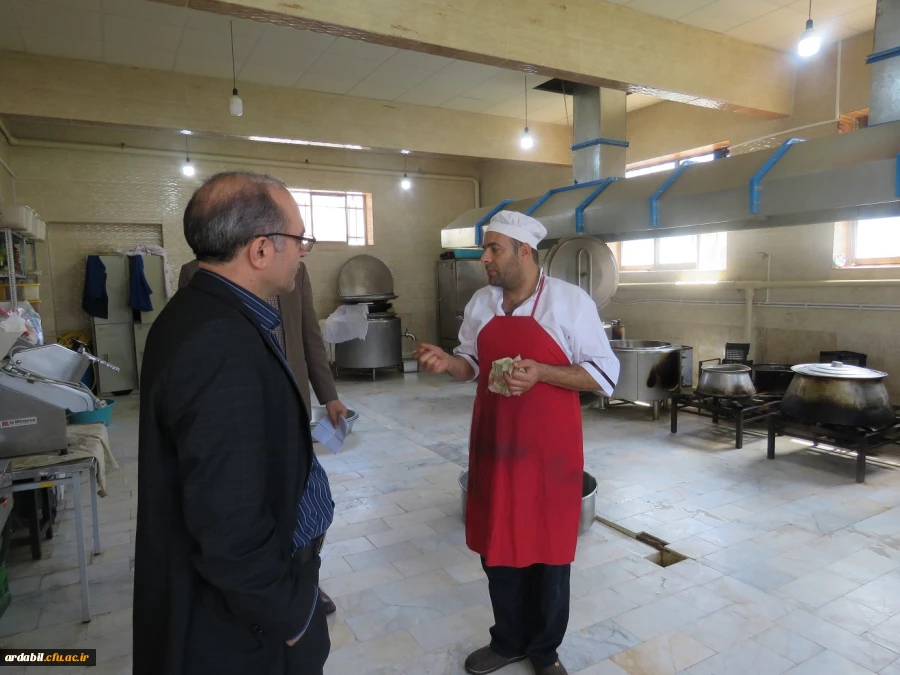 بازدید دکتر عبدی از نحوه                                            ی پخت غذا و توزیع غذا در آشپزخانه ی  پردیس علامه طباطبایی دانشگاه فرهنگیان اردبیل  3
