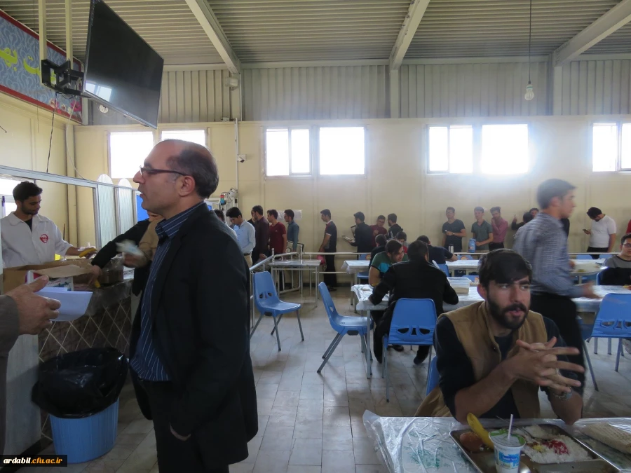بازدید دکتر عبدی از نحوه                                            ی پخت غذا و توزیع غذا در آشپزخانه ی  پردیس علامه طباطبایی دانشگاه فرهنگیان اردبیل  2