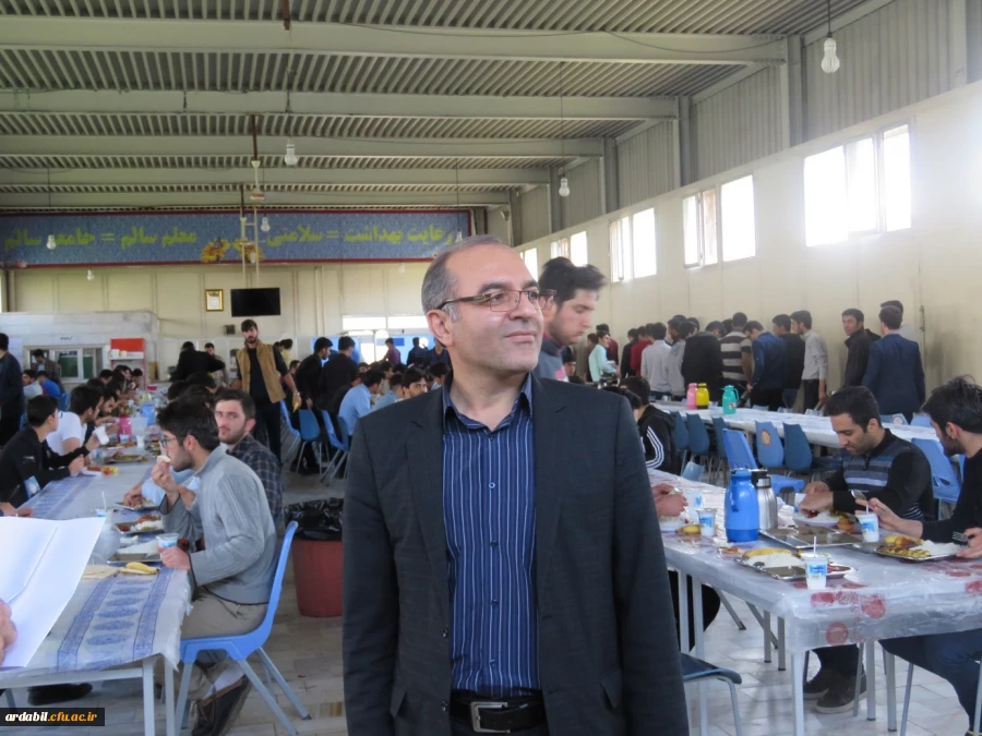 بازدید دکتر عبدی از نحوه                                            ی پخت غذا و توزیع غذا در آشپزخانه ی  پردیس علامه طباطبایی دانشگاه فرهنگیان اردبیل 2