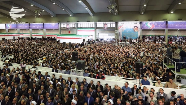 رهبر انقلاب در دیدار صبح امروز با دانشجو معلمان  کشور:
 رئیس جمهور آمریکا حرف های سخیف و سبکی زد/ از طرف ملت ایران می گویم آقای ترامپ شما غلط می کنید/ دیدید که هسته ای بهانه بود. 4