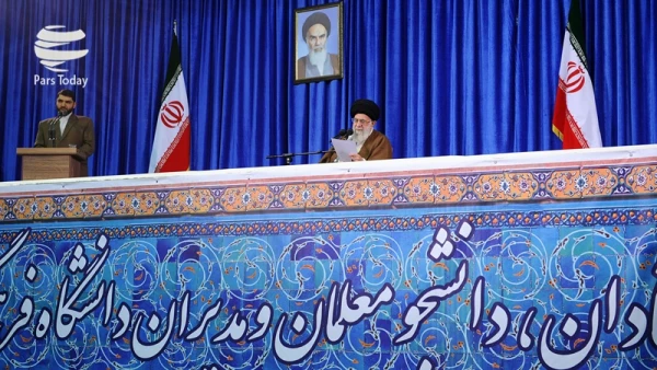 رهبر انقلاب در دیدار صبح امروز با  استادان، دانشجو معلمان  و مدیران دانشگاه فرهنگیان کشور:
 رئیس جمهور آمریکا حرف های سخیف و سبکی زد/ از طرف ملت ایران می گویم آقای ترامپ شما غلط می کنید/ دیدید که هسته ای بهانه بود. 2