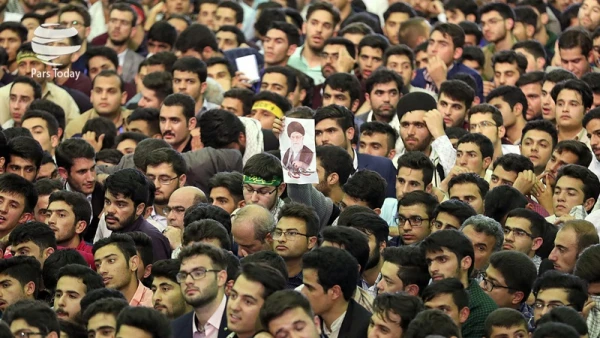 رهبر انقلاب در دیدار صبح امروز با  استادان، دانشجو معلمان  و مدیران دانشگاه فرهنگیان کشور:
 رئیس جمهور آمریکا حرف های سخیف و سبکی زد/ از طرف ملت ایران می گویم آقای ترامپ شما غلط می کنید/ دیدید که هسته ای بهانه بود. 2