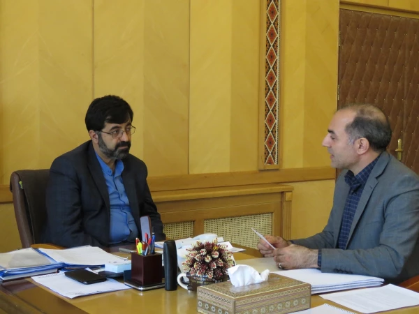 تسلیم نامۀ ریاست محترم دانشگاه فرهنگیان کشور  در خصوص تشکیل هیات امناء به استاندار محترم اردبیل 2