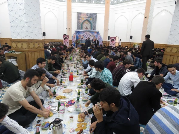 محفل نورانی انس با قرآن کریم  در دانشگاه فرهنگیان استان با حضور بیش از 550 نفر از دانشجو معلمان، اساتید و کارکنان دانشگاه فرهنگیان در مهدیه اردبیل برگزار شد. 5