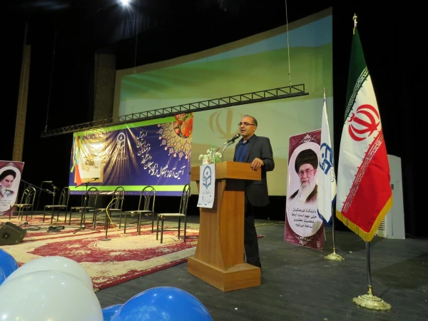 نماینده ولی فقیه در استان و امام جمعه اردبیل گفت: 

«اگر مسئولیتی در کشور داشته باشم الویت اول کشور را به آموزش و پرورش می دهم تا در عرض دو دهه کشور از این رو به آن رو شود» 2