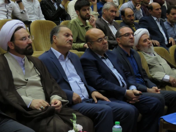 نماینده ولی فقیه در استان و امام جمعه اردبیل گفت: 

«اگر مسئولیتی در کشور داشته باشم الویت اول کشور را به آموزش و پرورش می دهم تا در عرض دو دهه کشور از این رو به آن رو شود» 5