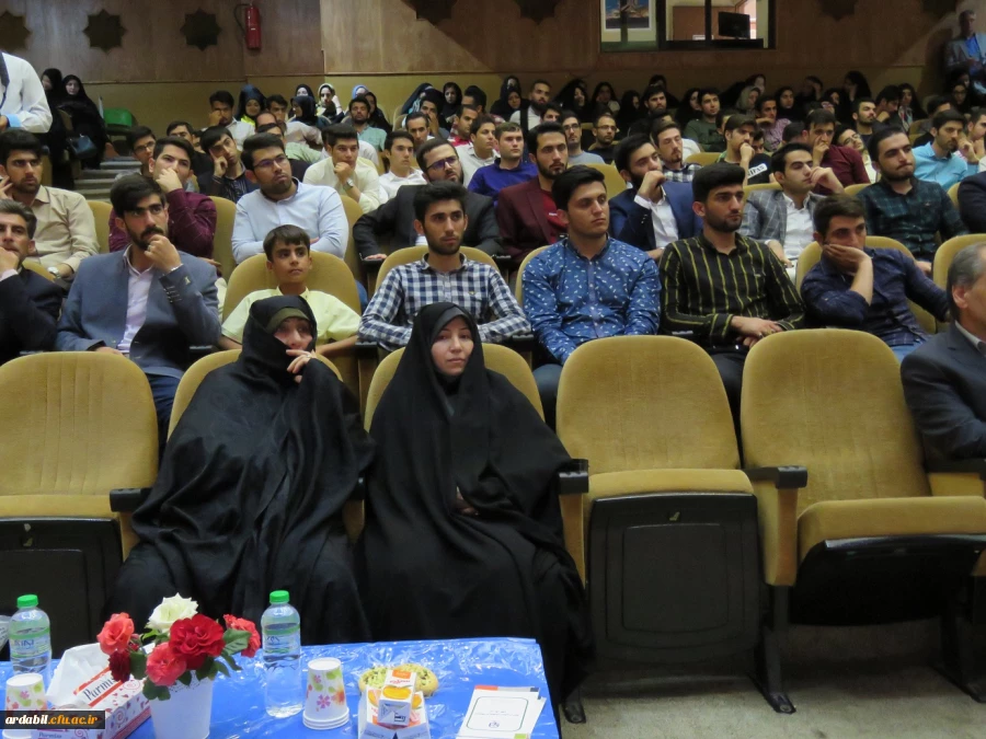 نماینده ولی فقیه در استان و امام جمعه اردبیل گفت: 

«اگر مسئولیتی در کشور داشته باشم الویت اول کشور را به آموزش و پرورش می دهم تا در عرض دو دهه کشور از این رو به آن رو شود» 7