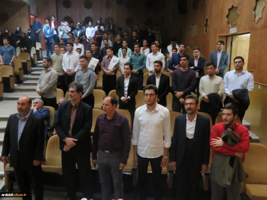 نماینده ولی فقیه در استان و امام جمعه اردبیل گفت: 

«اگر مسئولیتی در کشور داشته باشم الویت اول کشور را به آموزش و پرورش می دهم تا در عرض دو دهه کشور از این رو به آن رو شود» 2