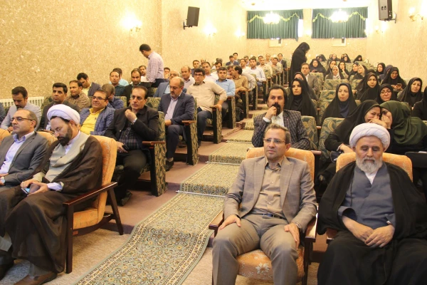 در دوره آموزشی کارشناسان پژوهش مطرح شده:
شیوه نامه های پژوهشی، شاخص اعتبار نشریات علمی، آشنایی با پایگاه های اطلاعاتی دانشگاه 2