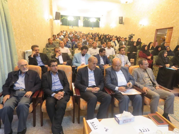 در دوره آموزشی کارشناسان پژوهش مطرح شده:
شیوه نامه های پژوهشی، شاخص اعتبار نشریات علمی، آشنایی با پایگاه های اطلاعاتی دانشگاه 2