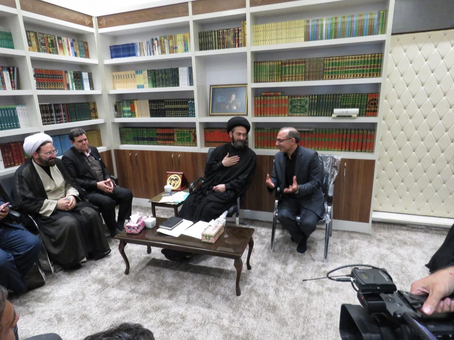 دکتر خنیفر در دیدار با نماینده ولی فقیه و امام جمعه اردبیل:

نماینده ولی فقیه به عنوان رکن اصلی استان می توانند قدرت معنوی برای ما باشند و از طریق تشویق مسئولان استانی برای توسعه دانشگاه فرهنگیان منشاء اثرات مثبت باشند
 4