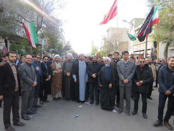 برپایی ایستگاه نقاشی دانشگاه فرهنگیان اردبیل در راهپیمایی 13 آبان 6