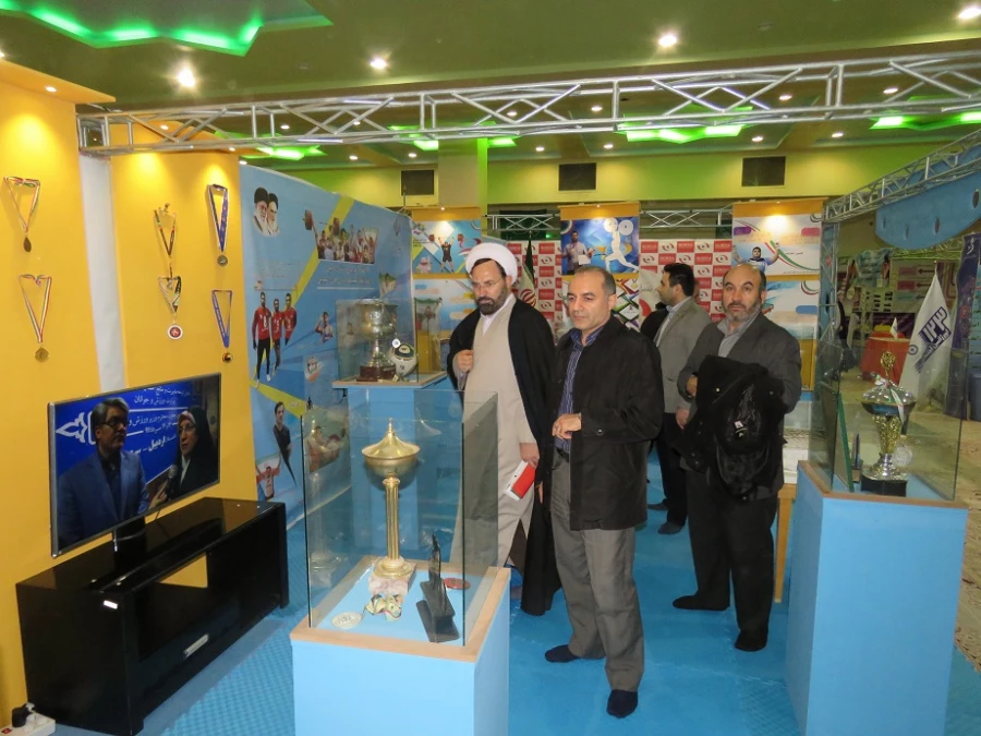 بازدید جمعی از همکاران از نمایشگاه دستاوردهای انقلاب اسلامی  6