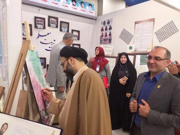 بازدید اعضای هیات رئیسه از غرفه دانشگاه فرهنگیان استان اردبیل در نمایشگاه آثار و موزه اسناد و مفاخر تربیت معلم ایران 3