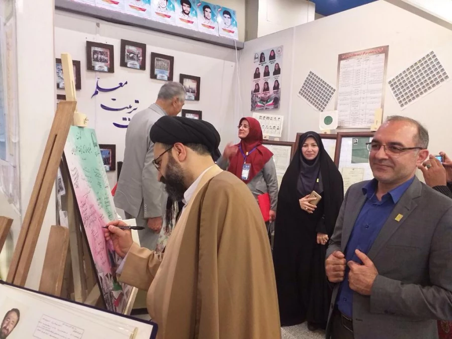 بازدید اعضای هیات رئیسه از غرفه دانشگاه فرهنگیان استان اردبیل در نمایشگاه آثار و موزه اسناد و مفاخر تربیت معلم ایران 3