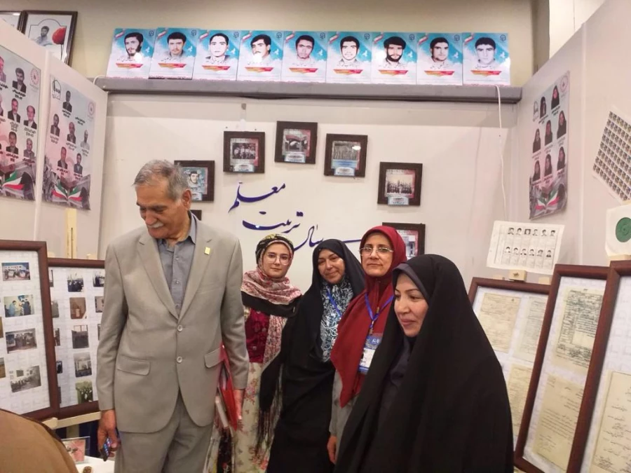 بازدید اعضای هیات رئیسه از غرفه دانشگاه فرهنگیان استان اردبیل در نمایشگاه آثار و موزه اسناد و مفاخر تربیت معلم ایران 6