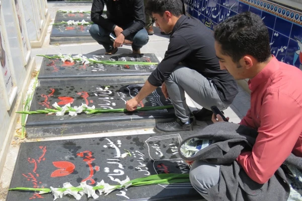 به مناسبت سالروز آزادسازی خرمشهر انجام گرفت:

عطرافشانی مزار شهدای والامقام دفاع مقدس و مدافعان حرم توسط مسؤلین و دانشجومعلمان پردیس علامه طباطبایی اردبیل 3