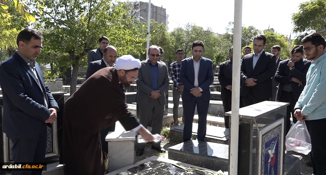 غبار روبی و عطرافشانی مزار شهدای دانشجو معلم و مدافع حرم با حضور دانشجومعلمان جدید الورود 3