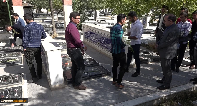 غبار روبی و عطرافشانی مزار شهدای دانشجو معلم و مدافع حرم با حضور دانشجومعلمان جدید الورود 4