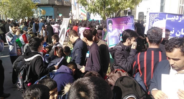 غرفه استکبار ستیزی در مسیر راهپیمایی شهرستان نیر 4