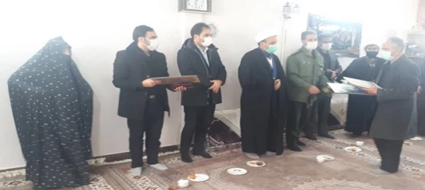 دیدار کارکنان مرکز آزادگان نیر  و مسئولان شهرستان با خانواده شهیدان صوابی 4