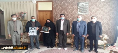 در دومین روز از ایام دهه فجر:

دیدار سرپرست مدیریت امور پردیس های دانشگاه فرهنگیان اردبیل با خانواده شهید پورعلی 