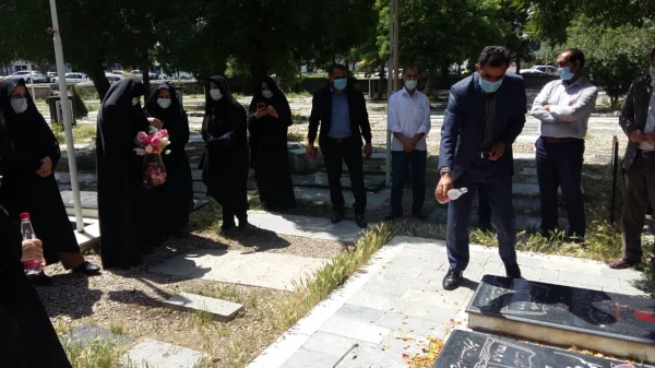حضور کارکنان پردیس بنت الهدی صدر در مراسم گلباران و عطرفشانی گلزار شهدای استان