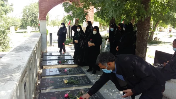 حضور کارکنان پردیس بنت الهدی صدر در مراسم گلباران و عطرفشانی گلزار شهدای استان