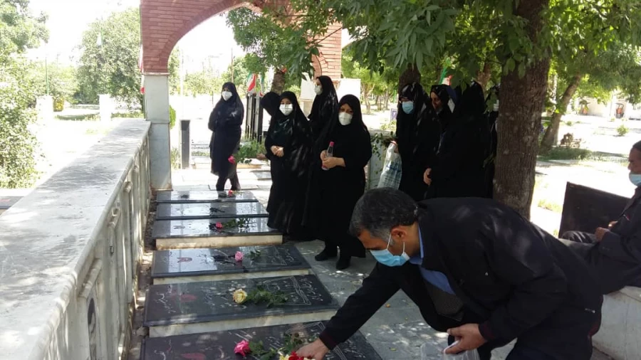 حضور کارکنان پردیس بنت الهدی صدر در مراسم گلباران و عطرفشانی گلزار شهدای استان