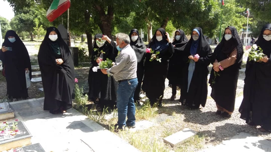 حضور کارکنان پردیس بنت الهدی صدر در مراسم گلباران و عطرفشانی گلزار شهدای استان