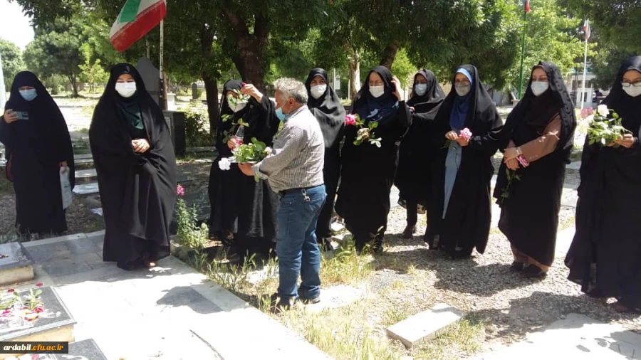 حضور کارکنان پردیس بنت الهدی صدر در مراسم گلباران و عطرفشانی گلزار شهدای استان