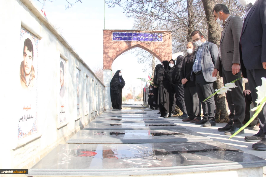 غبارروبی و عطرافشانی مزار شهدا به مناسبت هفته بسیج  2