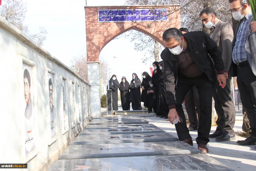 غبارروبی و عطرافشانی مزار شهدا به مناسبت هفته بسیج  3