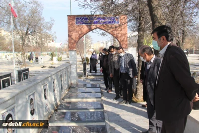 در پردیس بنت الهدی صدر برگزار شد:

غبارروبی و عطرافشانی مزار شهدا به مناسبت هفته بسیج 