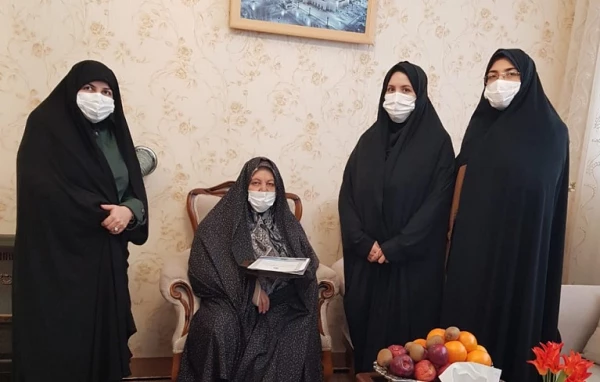 دیدار سرپرست پردیس بنت الهدی صدر با خانواده شهید یوسفی 