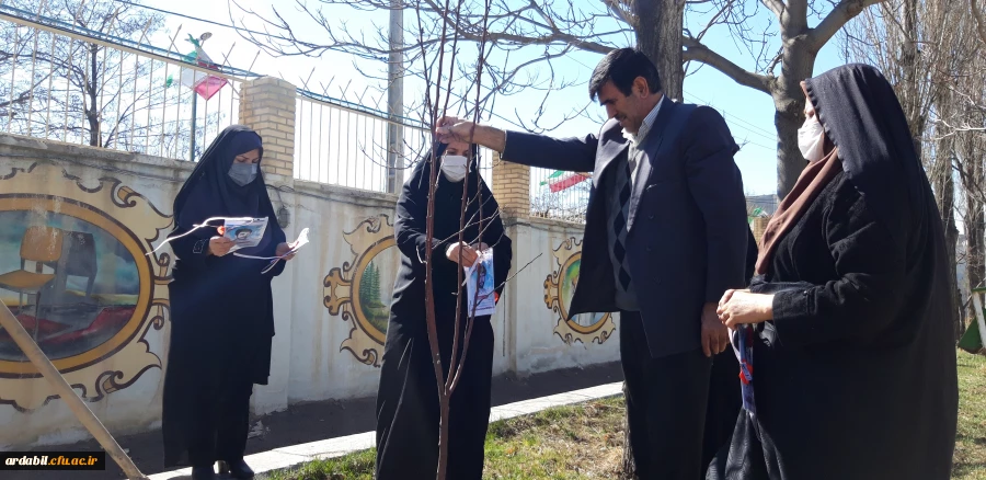 کاشت نهال به مناسبت روز درختکاری