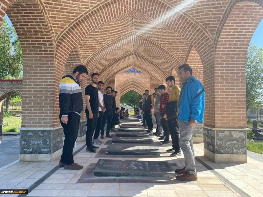 ادای احترام جمعی از دانشجومعلمان، کارکنان و اساتید واحد دانشگاهی آزادگان نیر به مقام شامخ شهدا