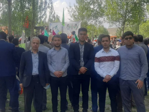 حضور دانشجومعلمان و کارکنان ازادگان نیر در اجتماع بزرگ و پرشور دهه نودی ها و هشتادی های شهرستان نیر و اجرای سرود سلام فرمانده