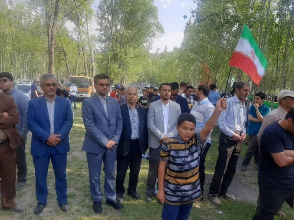 حضور دانشجومعلمان و کارکنان ازادگان نیر در اجتماع بزرگ و پرشور دهه نودی ها و هشتادی های شهرستان نیر و اجرای سرود سلام فرمانده