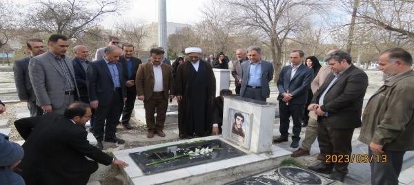 مراسم غبار روبی و عطرافشانی مزار شهدای استان اردبیل