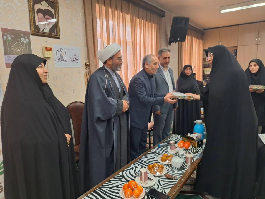 نشست معرفتی و بصیرتی به مناسبت گرامیداشت مقام زن و روز مادر  