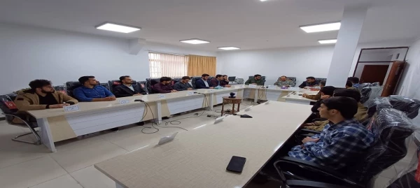 دیدار جمعی از کارکنان و دانشجومعلمان با مسئول عملیات تیپ ۳۷ حضرت عباس(ع) استان اردبیل