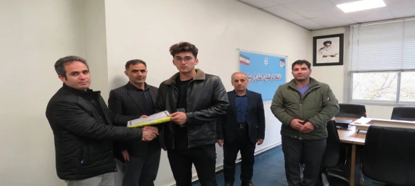 تجلیل از برگزیدگان رشته والیبال در هفته تربیت بدنی